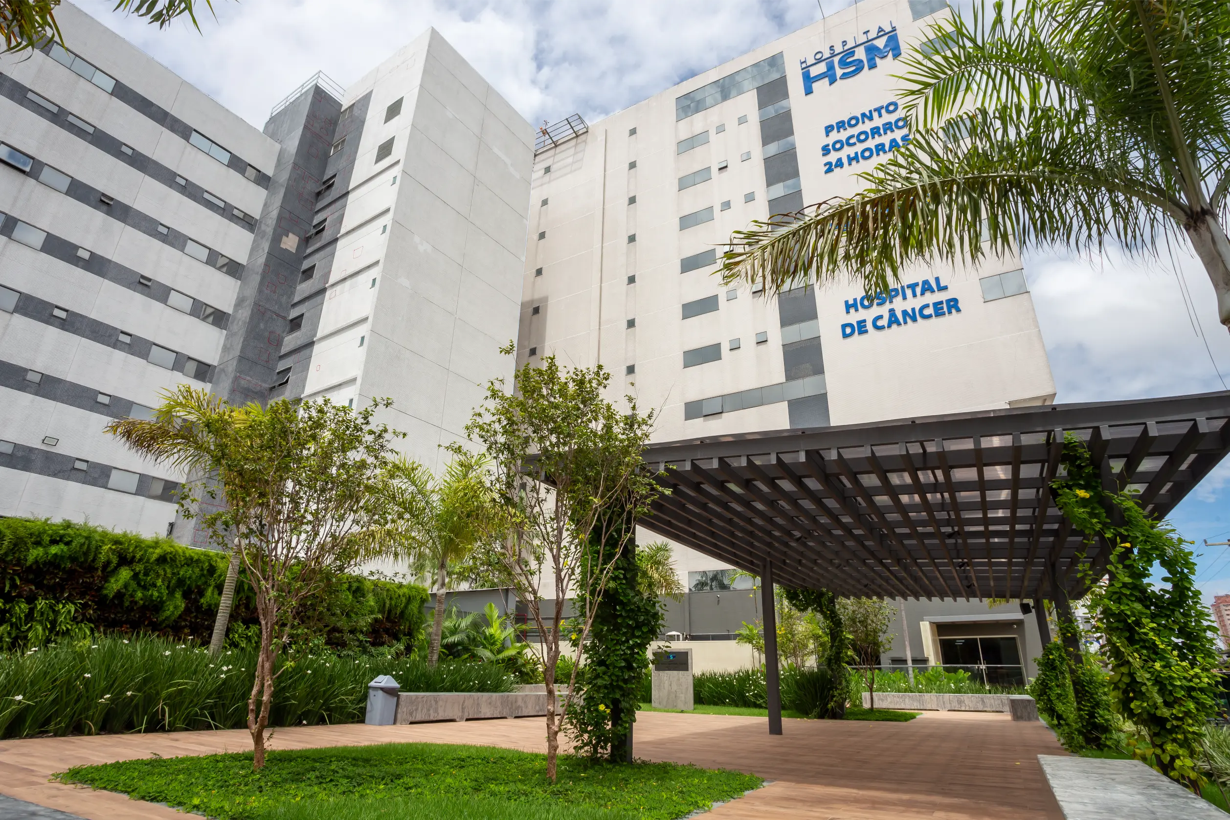 Prédio do Hospital HSM entre palmeiras