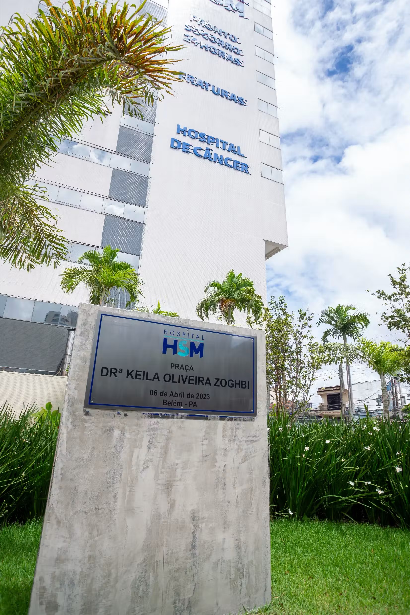 Placa da Praça Drª Keila Oliveira Zoghbi, inaugurada em 6 de abril de 2023, em frente ao prédio do hospital